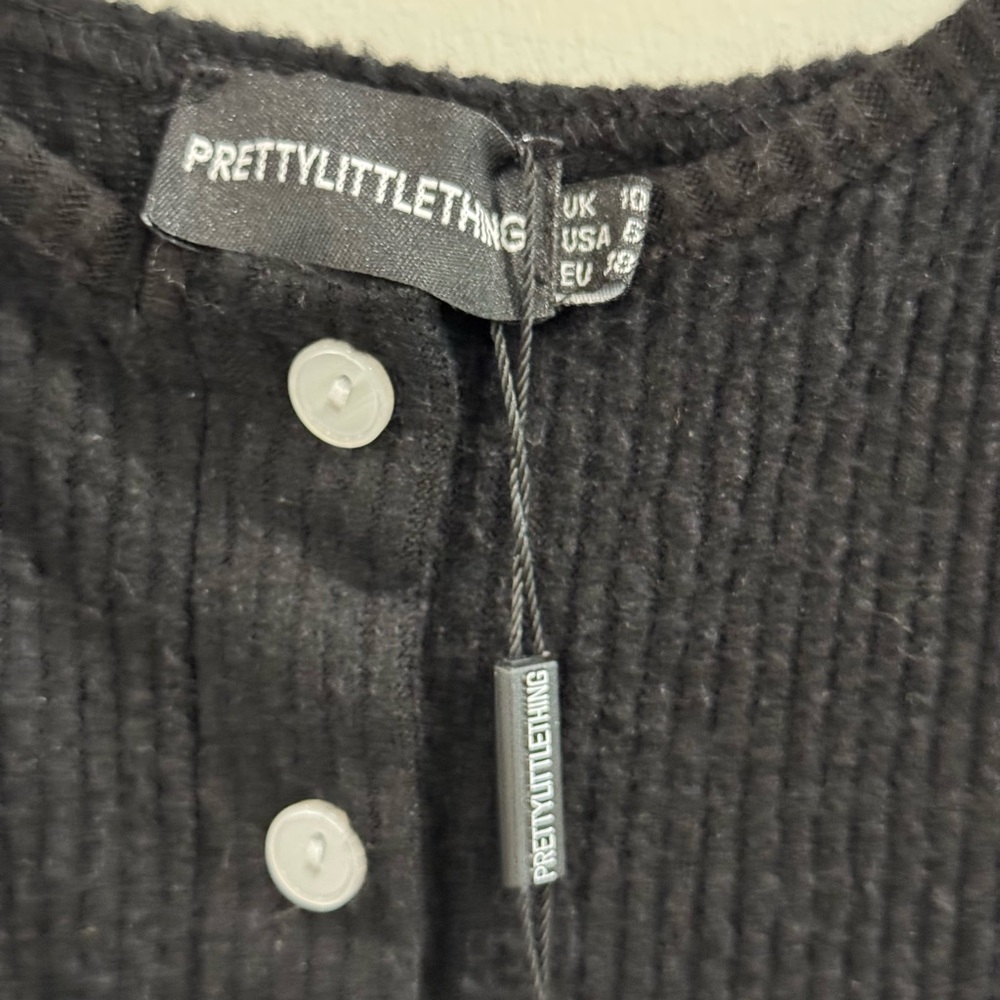 PrettyLittleThing Black Ribbed Buttoned Top - Picture 2 of 4